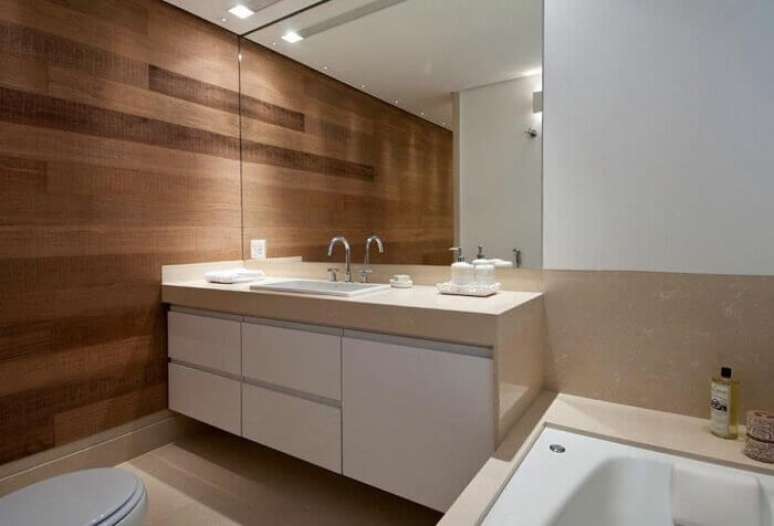 76. Arm&aacute;rio de banheiro com portas brancas. Fonte: Transforme Sua Casa