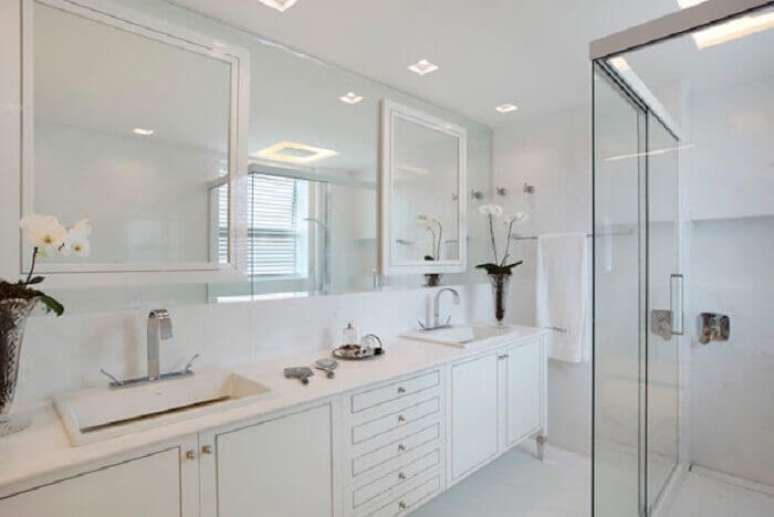 77. Armário de banheiro com portas e gavetas na cor branca. Fonte: Pinterest