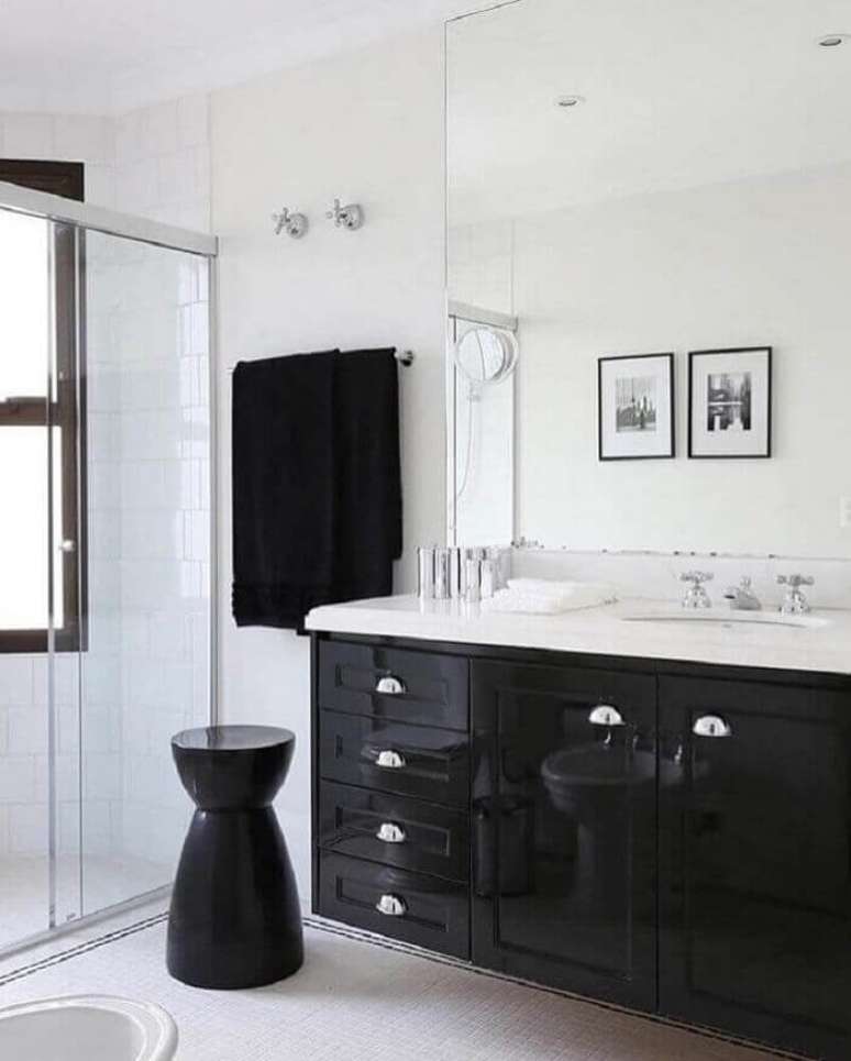 79. Armário de banheiro preto com bancada branca. Fonte: Pinterest
