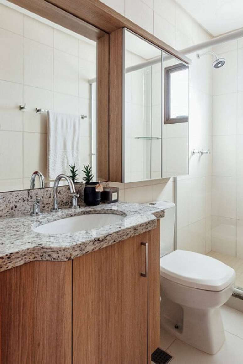 27. Armário de banheiro com espelho embutido é um espaço a mais para guardar as coisas do banheiro. Projeto de Ambientta Arq