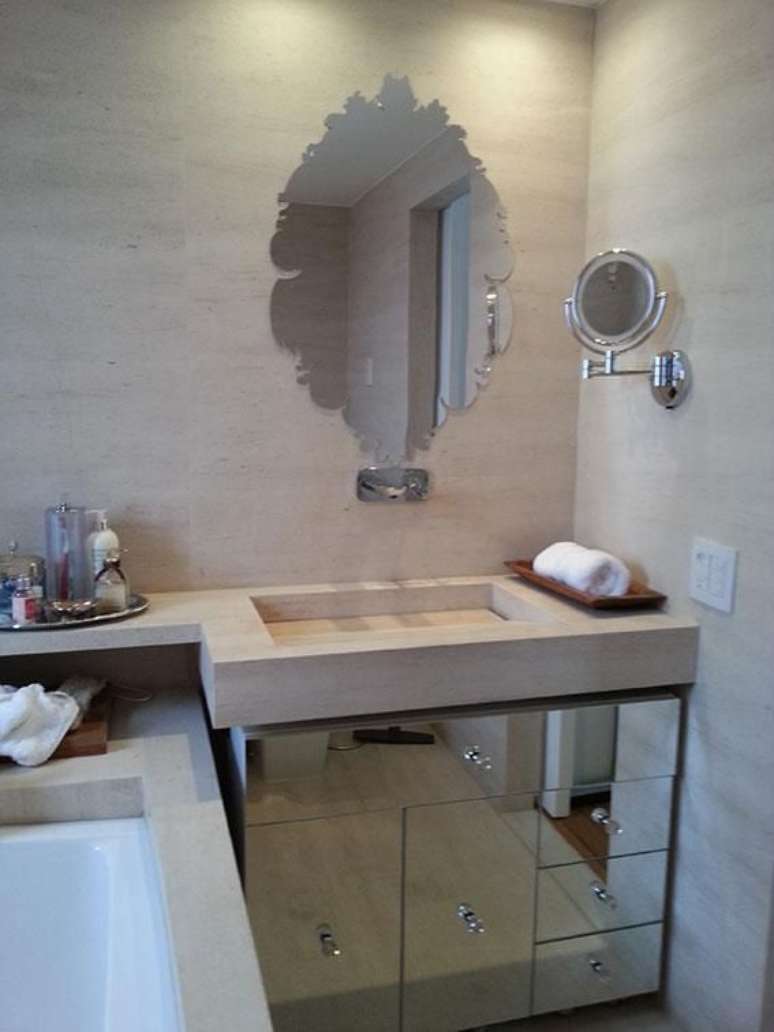 48. Os banheiros planejados pequenos com armários espelhados ficam requintados. Projeto por Dany Santos Barbosa