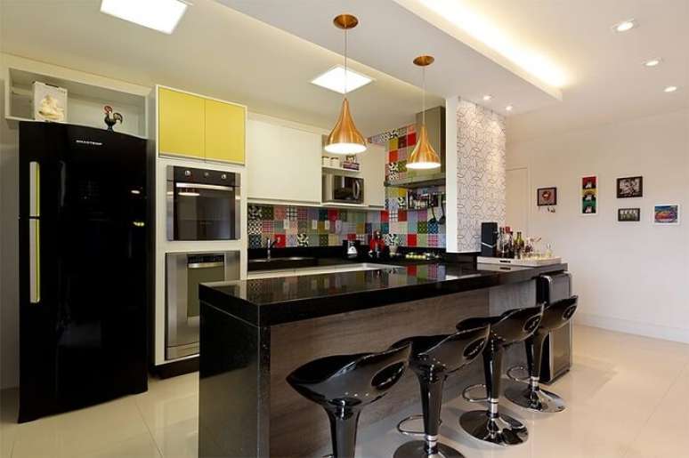 31. Cozinha americana com azulejos coloridos e geladeira preta. Fonte: Juliana Conforto