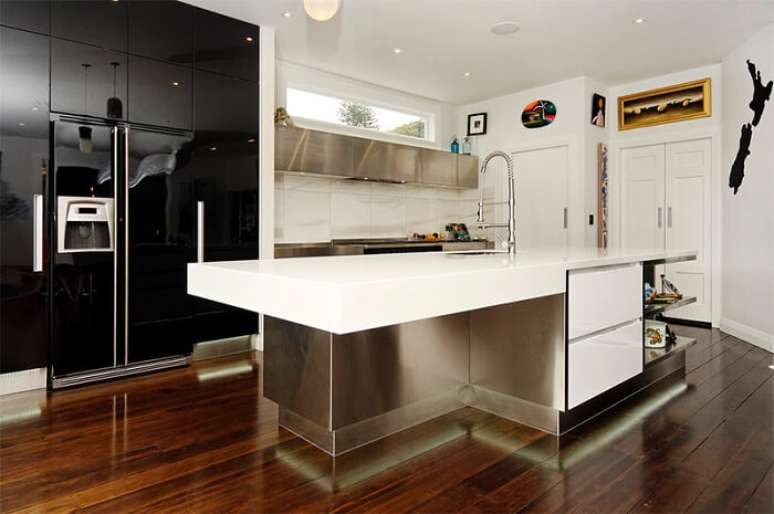 16. Cozinha ampla conta com a presença de uma geladeira preta duas portas side by side. Fonte: Suzanne Alen Design