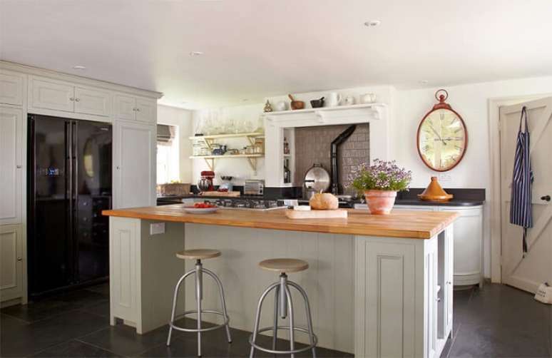 30. Cozinha clássica clara com geladeira preta duas portas side by side. Fonte: Stephanie Dunning Interior Design