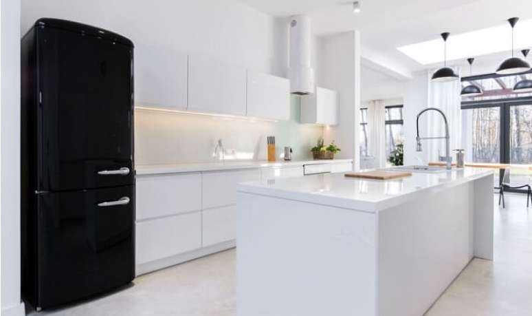 4. Cozinha clássica conta com armários em branco e geladeira inverse preta retrô. Fonte: Pinterest