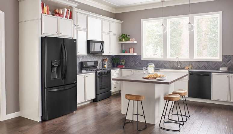35. Cozinha clássica mesclando o branco dos armários com o preto dos eletrodomésticos. Fonte: LG