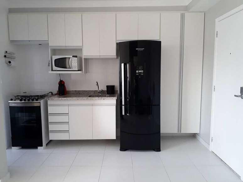 41. Cozinha clean com geladeira preta inverse. Fonte: Casal do Alugado