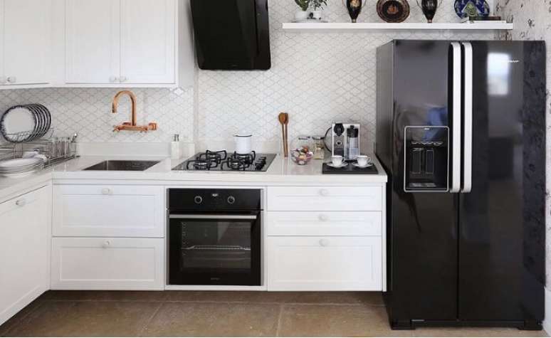 5. Cozinha com decoração clean e geladeira preta duas portas do tipo side by side. Fonte: Pinterest