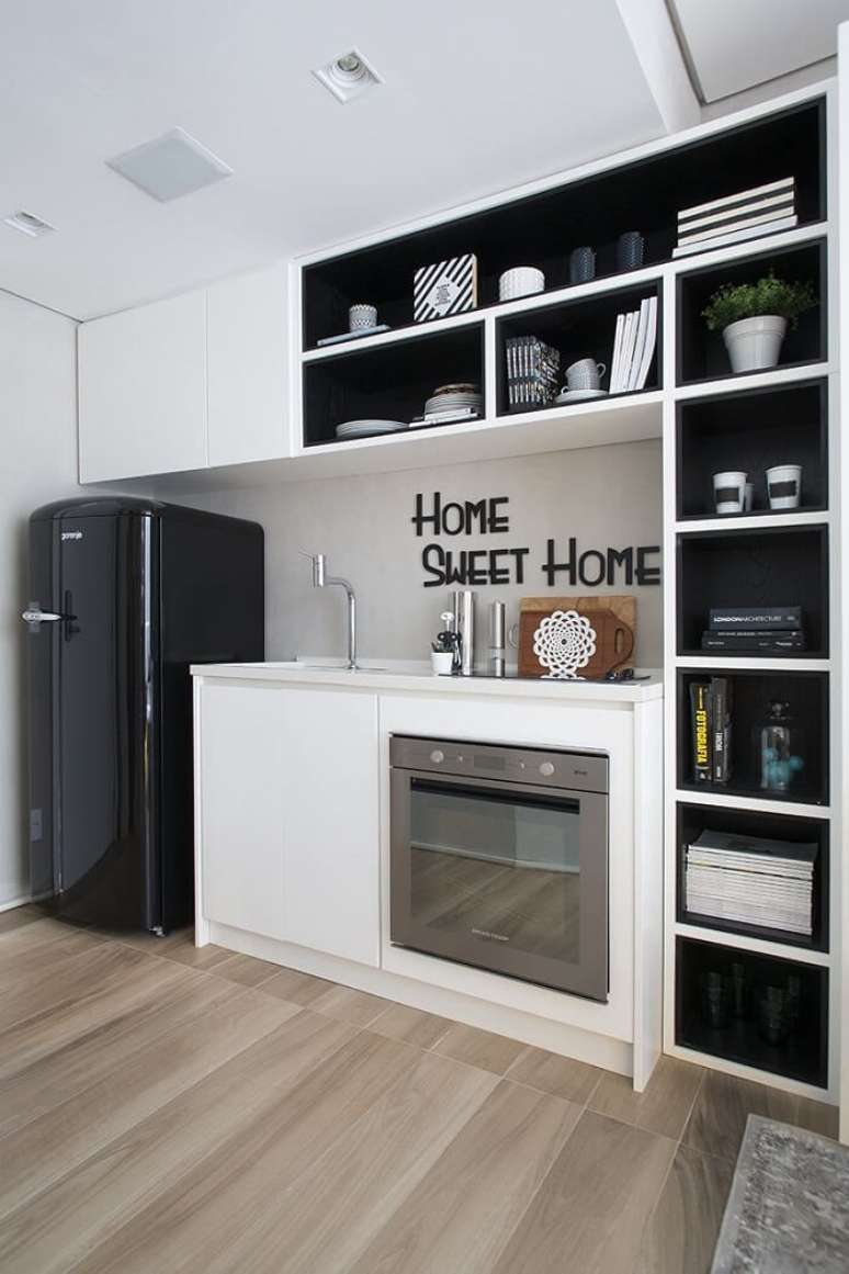 44. Cozinha compacta com diversos nichos e geladeira preta. Fonte: Pinterest