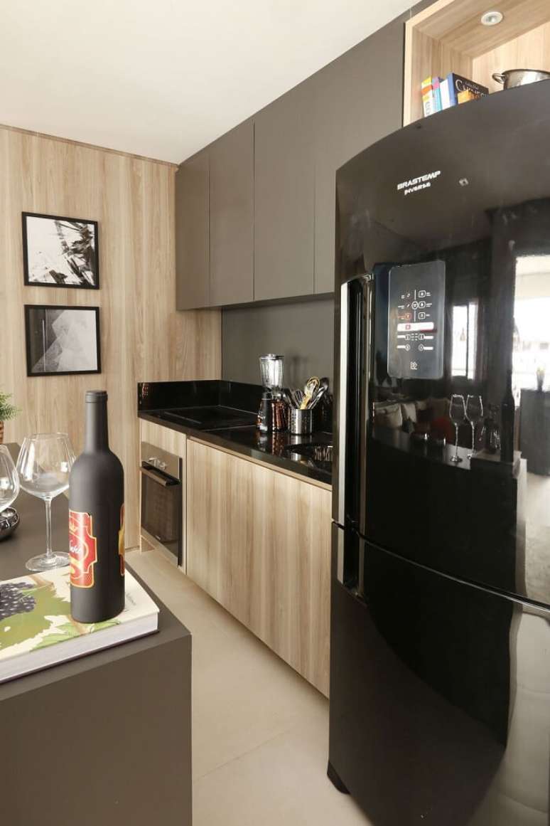 45. Cozinha compacta com geladeira preta inverse. Fonte: Pinterest