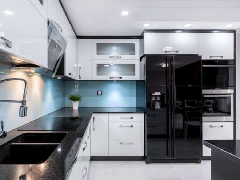 46. Cozinha em formato l com geladeira preta side by side. Fonte: Pinterest