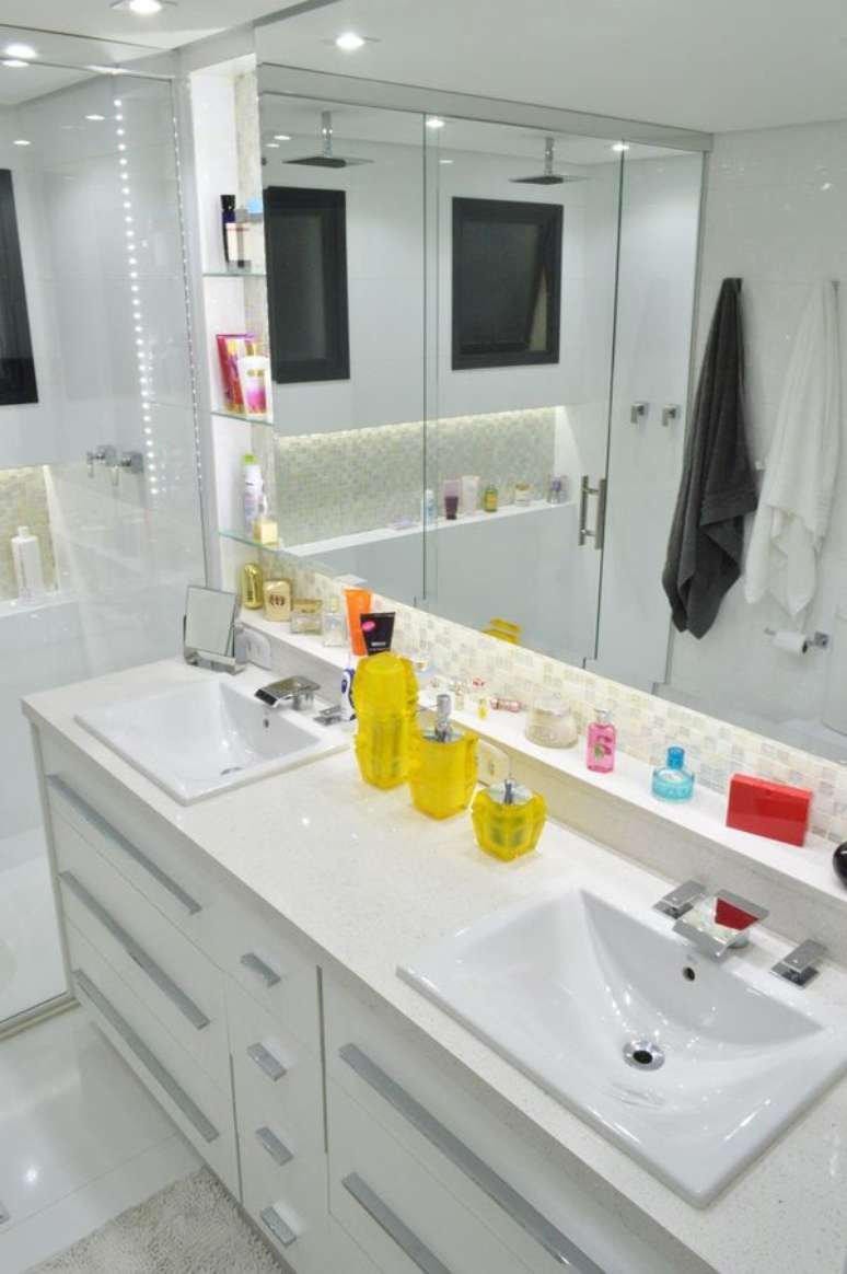 25. Banheiro planejado para duas pessoas com gabinete com cubas embutidas e espelheira