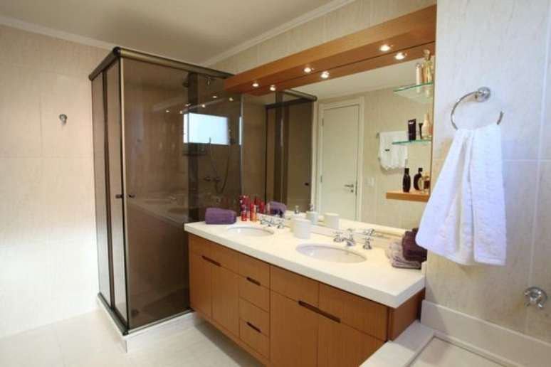 30. Armário de banheiro de madeira é muito bonito e, dependendo do design, pode também ser moderno