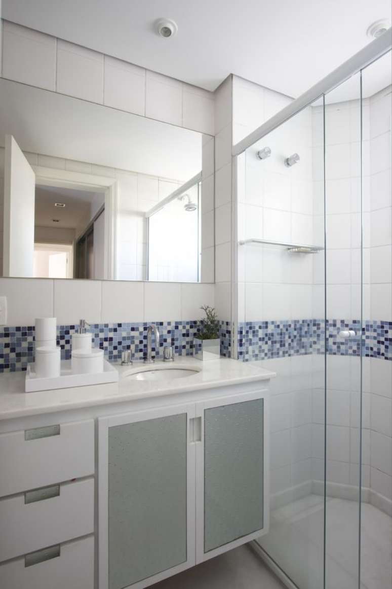 14. A cor branca fica bem na maioria dos armários de banheiro e, aliada à claridade, dá uma aparência de limpeza a esse ambiente. Projeto por Leo Shehtman