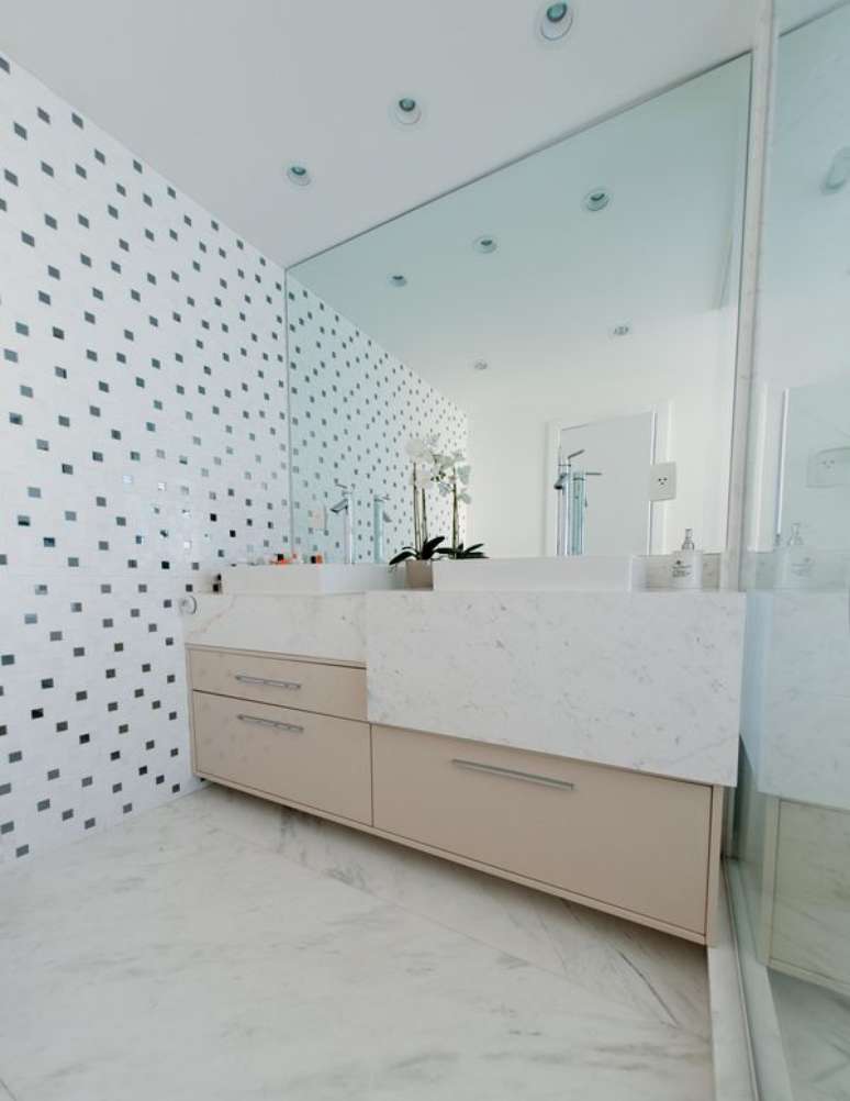 12. Combinação de cores perfeita entre o piso o revestimento da parede, a bancada e o armário de banheiro
