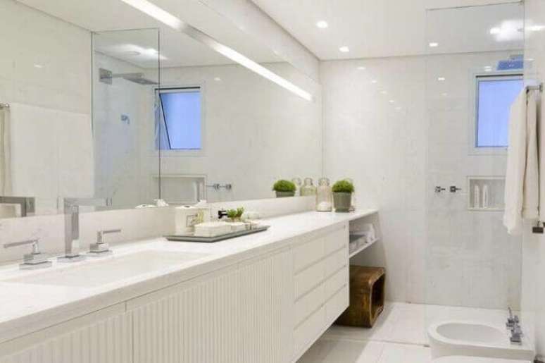 68. Decoração clean com armário de banheiro branca. Fonte: Triplex Arquitetura