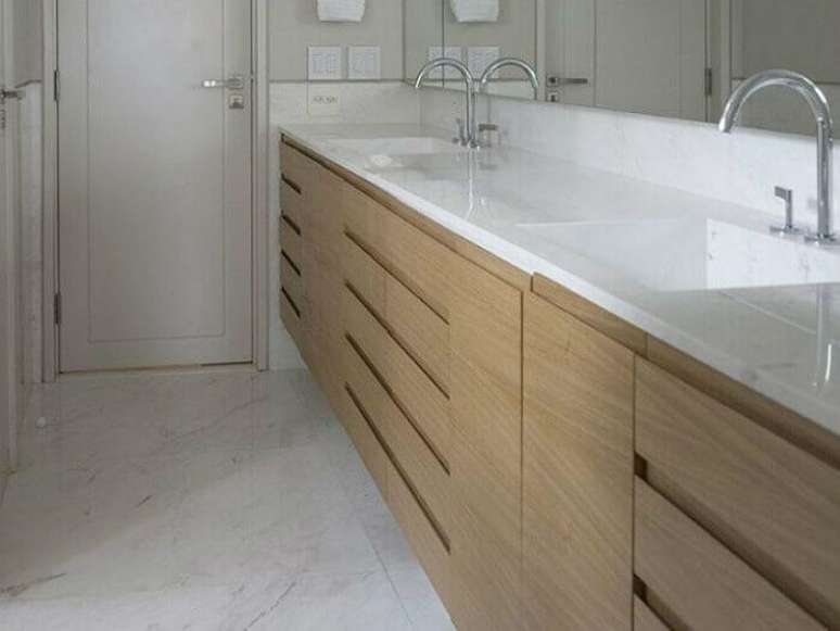 69. Decoração simples com armário de banheiro feito em madeira. Fonte: Triplex Arquitetura
