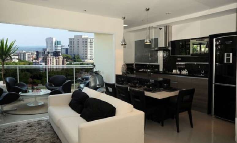 48. Espa&ccedil;o integrado com decora&ccedil;&atilde;o cl&aacute;ssica mesclando branco e preto. Fonte: Pinterest