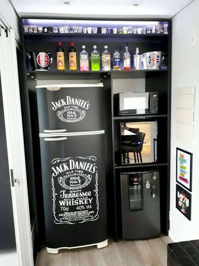 25. Geladeira preta envelopada duplex com a marca Jack Daniels. Fonte: Pinterest