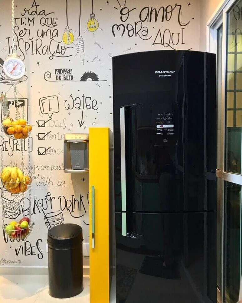 38. Geladeira preta inverse e arm&aacute;rio amarelo. Composi&ccedil;&atilde;o de cores que encanta. Fonte: Pinterest