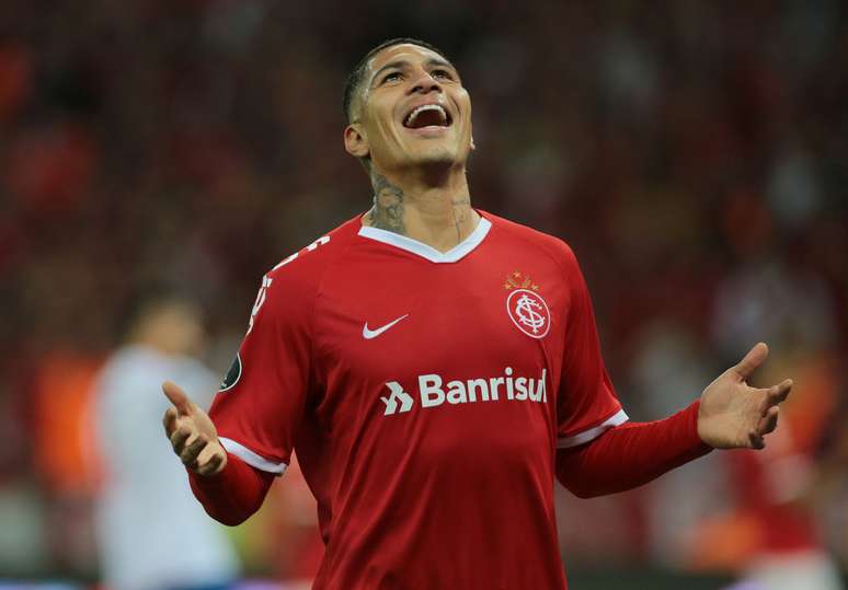 Guerrero comemora gol do Internacional na vitória sobre o Nacional
