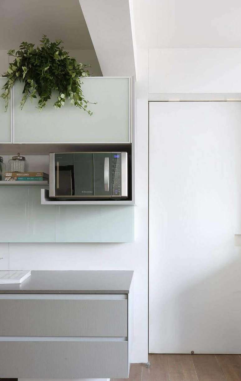 39. O micro-ondas espelhado tamb&eacute;m garante leveza &agrave; cozinha. Projeto de Elen Saravalli