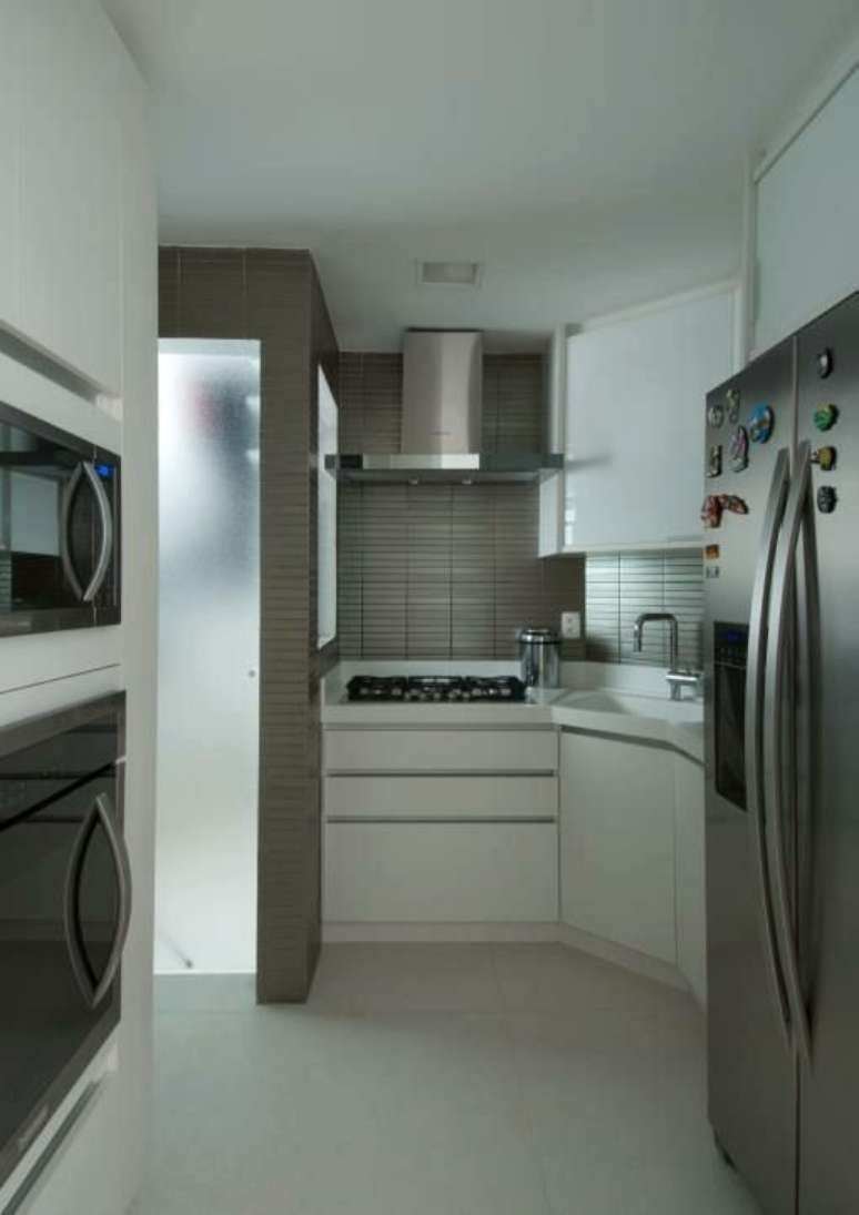 40. Uma sala escura pode precisar de m&oacute;veis como o micro-ondas espelhado. Projeto de Bianka Mugnatto