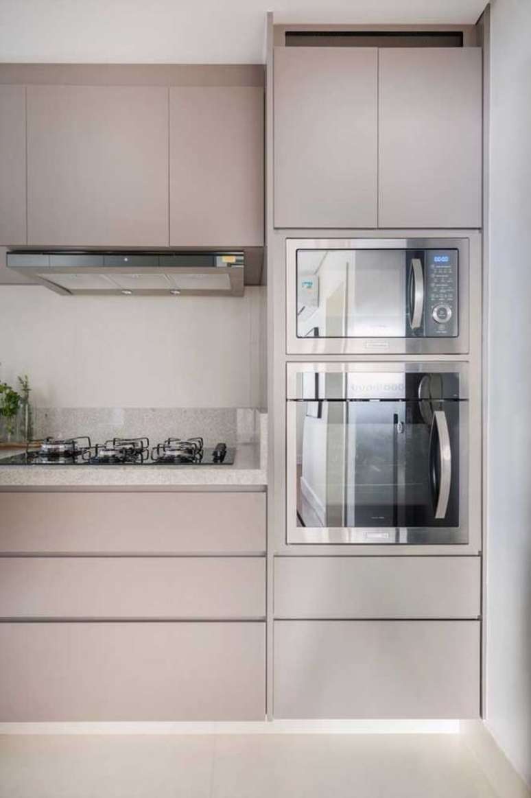 13. O micro-ondas espelhado deixa a cozinha muito tecnol&oacute;gica. Foto: Ideias Decor