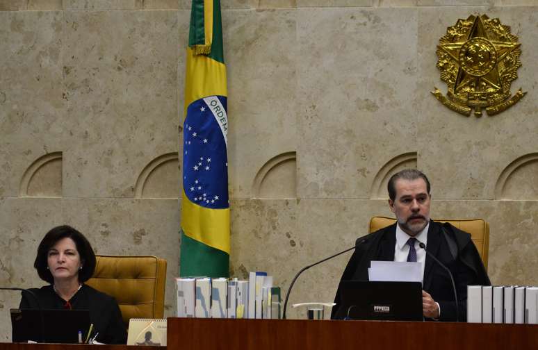 O presidente do Supremo Tribunal Federal (STF), ministro Dias Toffoli, chega ao plenário da Casa, em Brasília