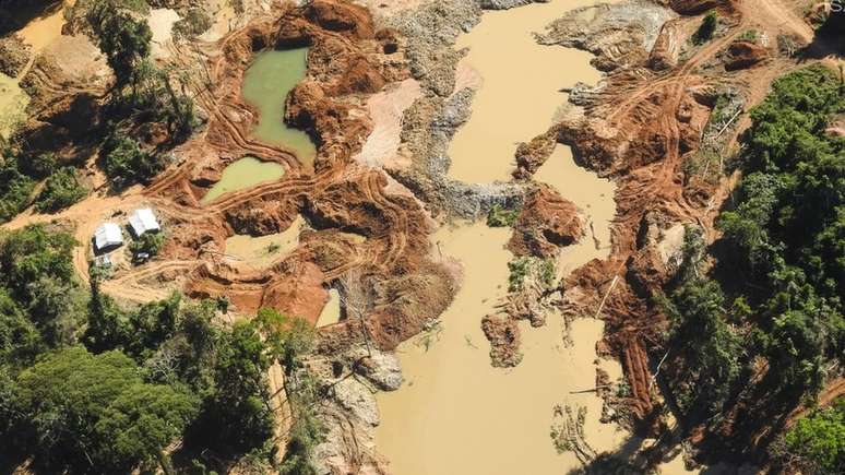 Garimpo ilegal de ouro na Terra Indígena Kayapó, no Pará; atividade se tornou principal vetor de desmatamento em áreas protegidas do Xingu