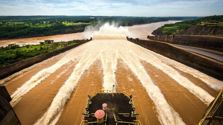 Itaipu é uma usina binacional e foi construída após acordo firmado entre Brasil e Paraguai em 1973