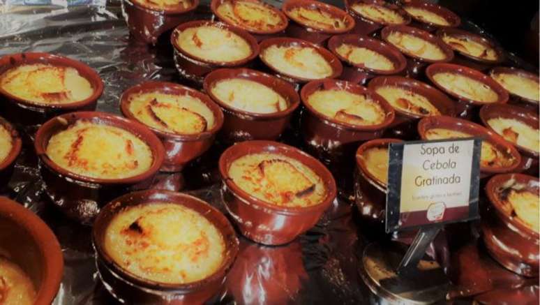 No Festival de Sopas da Ceagesp, é possível provar à vontade caldos e sopas como a de cebola gratinada
