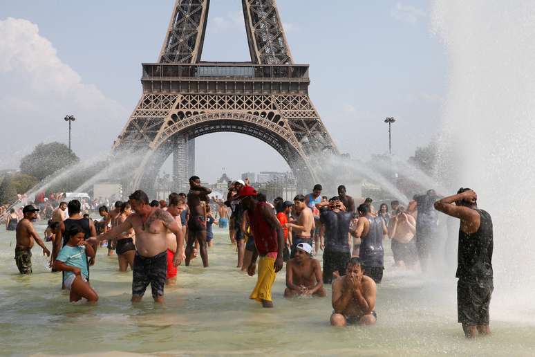 Pessoas se refrescam em fontes em frente à Torre Eiffel, em Paris
25/07/2019
REUTERS/Pascal Rossignol