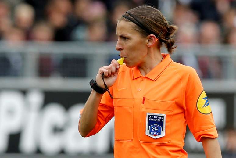 A árbitra Stéphanie Frappart durante partida em Amiens, na França
28/04/2019
REUTERS/Pascal Rossignol