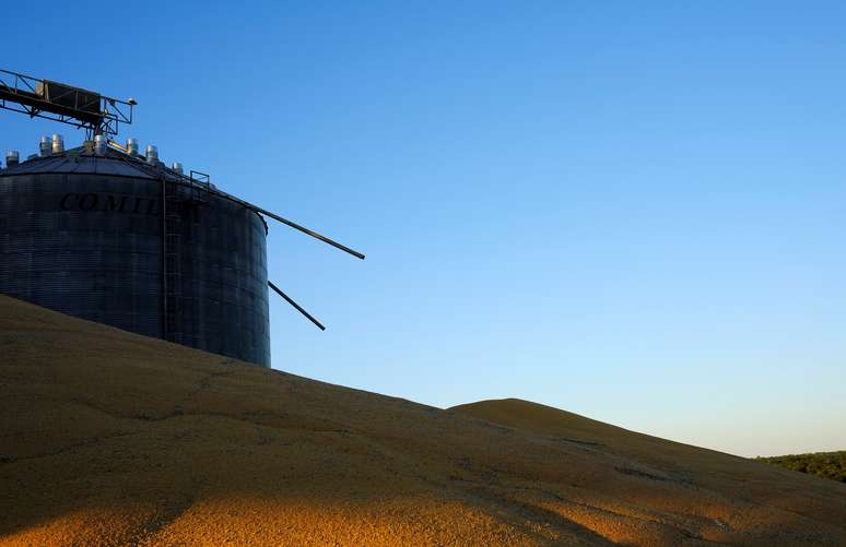 Grãos de milho em pilhas do lado de fora de silos em Sorriso, no Estado do Mato Grosso
26/07/2017
REUTERS/Nacho Doce 