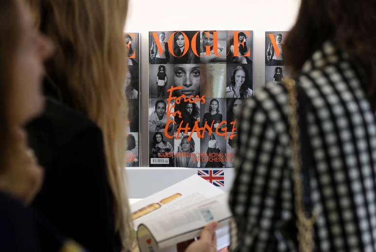 Leitoras folheiam edição de setembro da Vogue britânica em Londres, no Reino Unido
02/08/2019
REUTERS/Simon Dawson     