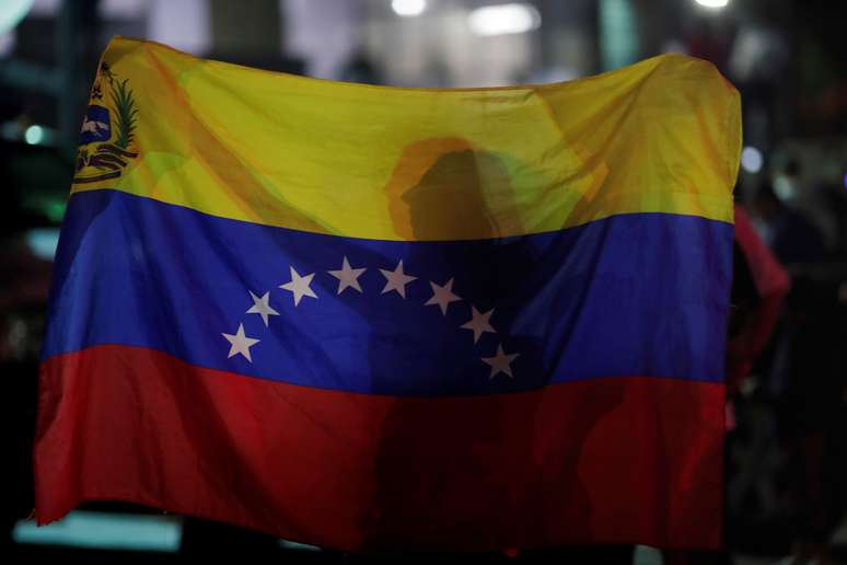 Mulher com bandeira da Venezual durante protesto em Caracas
05/05/2019
REUTERS/Ueslei Marcelino