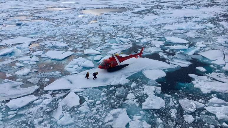 Helicóptero do quebra-gelo sueco Oden faz resgate de boia de pesquisa com gravações de vida marinha no Ártico Canadense
25/07/2019
Inner Space Center via REUTERS
