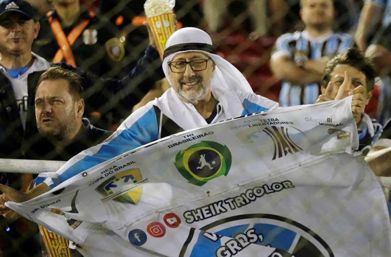 Torcedor do Grêmio comemora classificação na Libertadores.