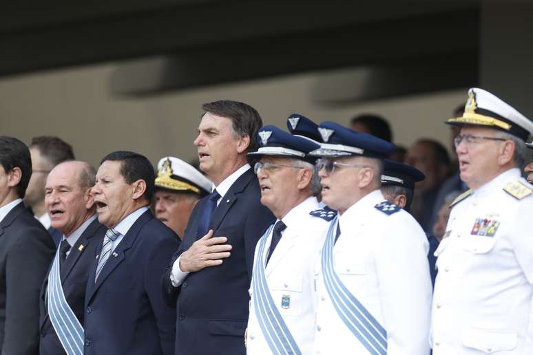 Jair Bolsonaro com o vice presidente, Hamilton Mourão, na cerimônia de transmissão de cargo de Comando da Aeronáutica