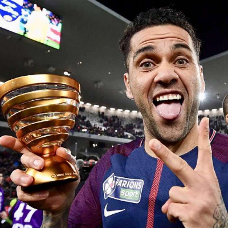 Daniel Alves e uma taça: cena rotineira na carreira do craque (Foto: AFP)