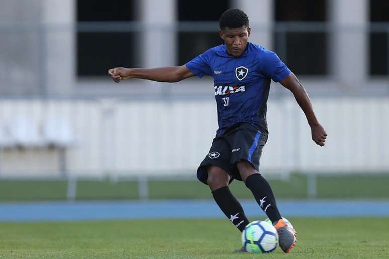 Rhuan passará a ser integrante do elenco profissional (Foto: Vítor Silva/SS Press/Botafogo)