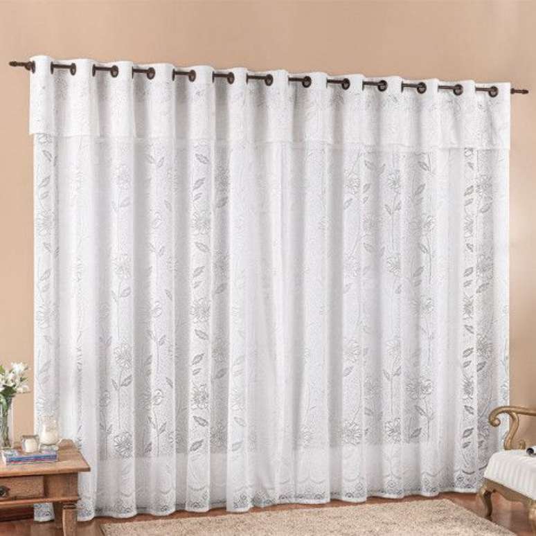 10. Detalhes em formatos e folhas s&atilde;o muito comuns na cortina de renda. Foto: T&ocirc; Decorando