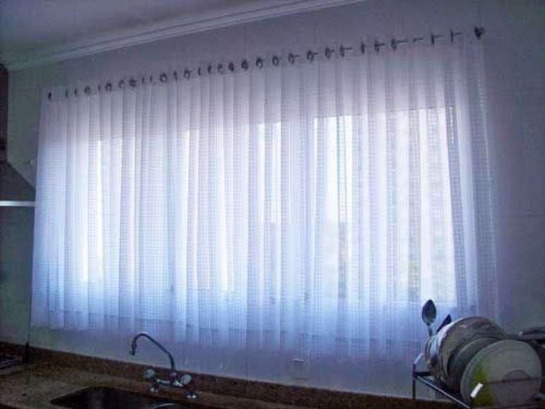 11. A cortina de renda transparente pode não impedir a iluminação natural. Foto: Sua Decoração