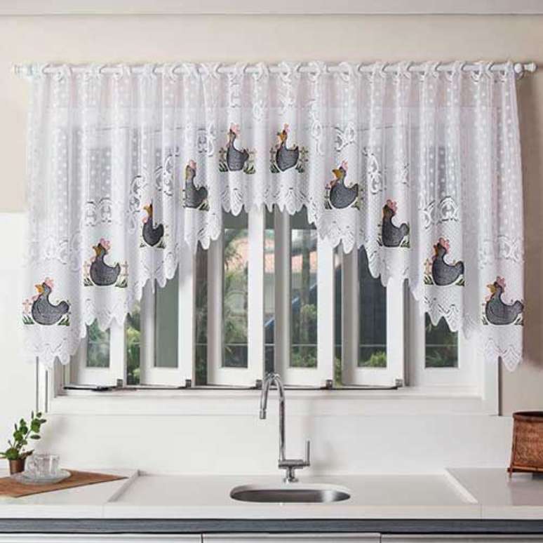 18. A cortina de renda pode ser apenas uma brincadeira no c&ocirc;modo. Foto: Sua Decora&ccedil;&atilde;o