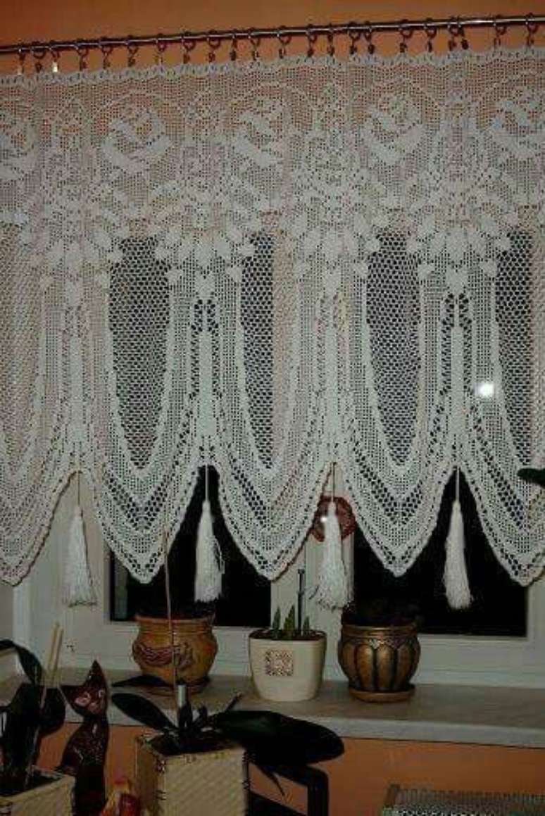 21. Detalhes vazados s&atilde;o lindos na cortina de renda. Foto: Nina Jin