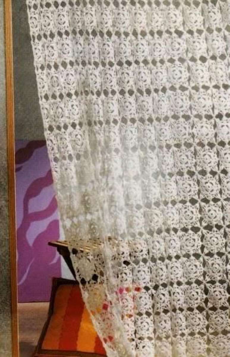 22. A cortina de renda tamb&eacute;m pode ser usado como divis&oacute;ria de c&ocirc;modo. Foto: Paper Blog