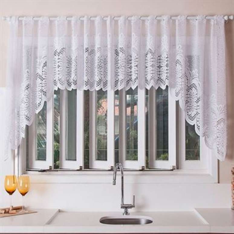 25. Janelas de qualquer tipo podem ter uma cortina de renda. Foto: Lojas Donna