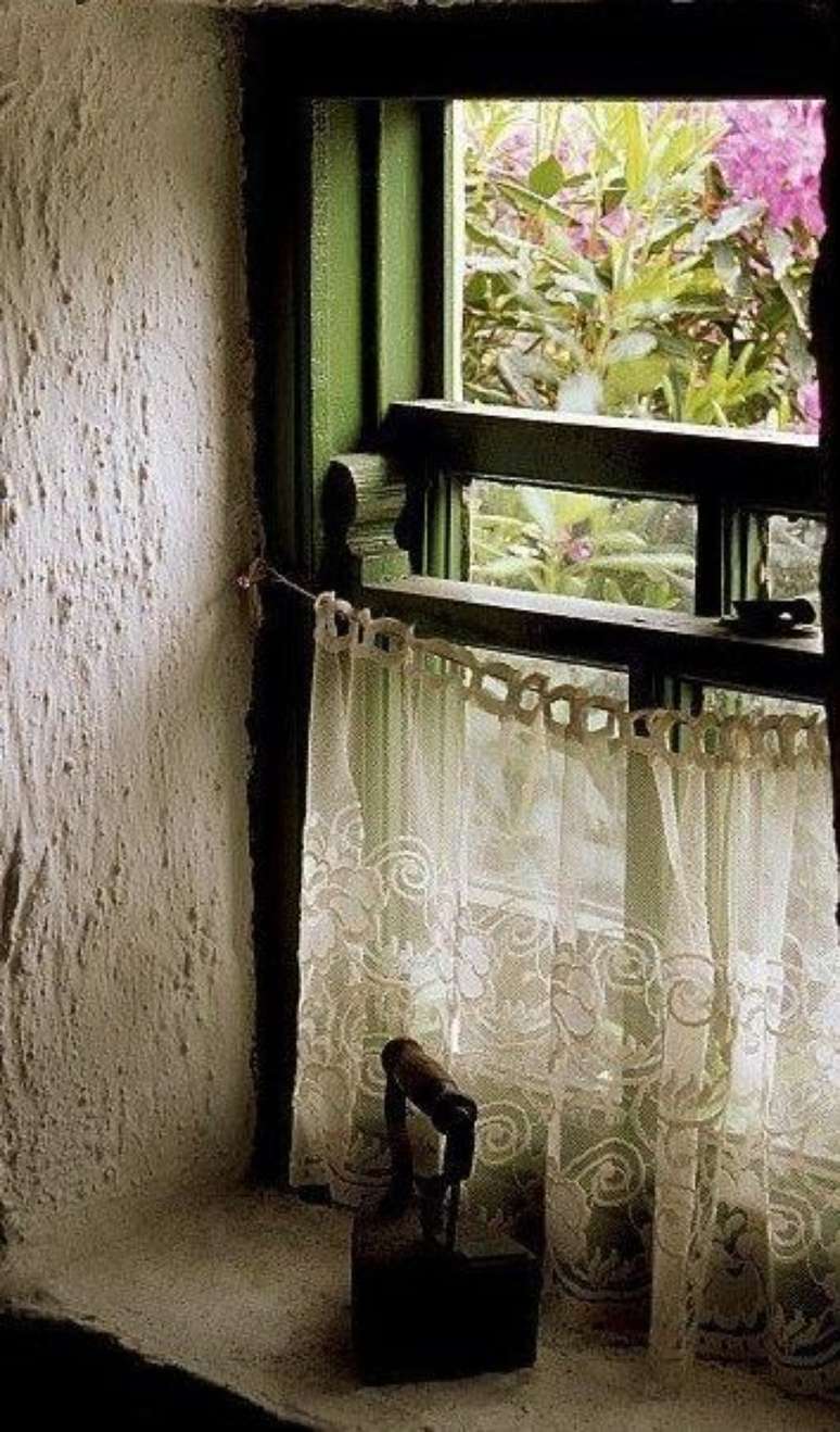 31. A cortina de renda pode ser apenas um detalhe na decora&ccedil;&atilde;o. Foto: Pinterest