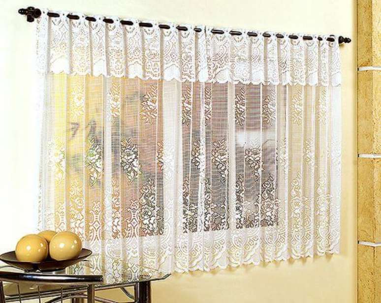 34. A cortina de renda é mais comum na cozinha. Foto: Artlux Cortinas e Persianas